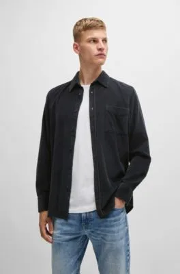 Camisa regular fit de pana de algodón con bolsillo cosido