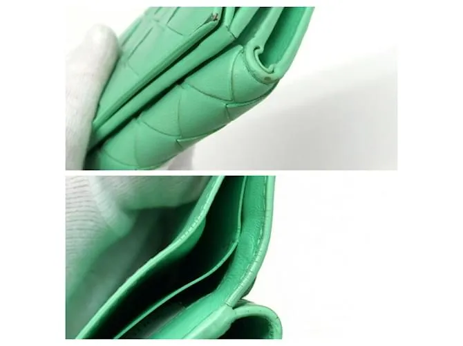 Cartera compacta tri-fold Maxi Intrecciato de Bottega Veneta 