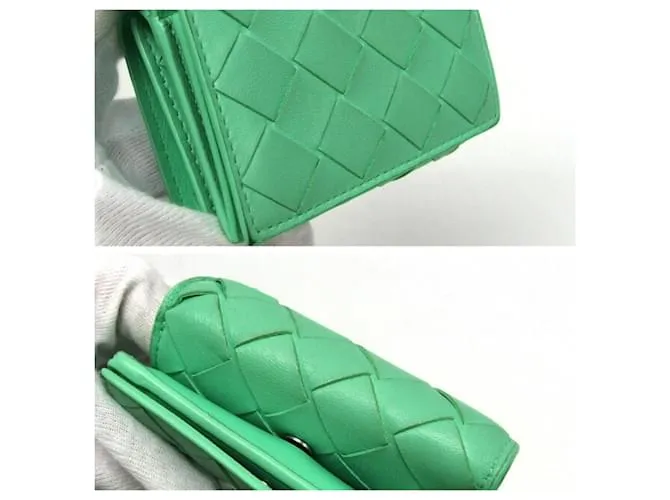 Cartera compacta tri-fold Maxi Intrecciato de Bottega Veneta 