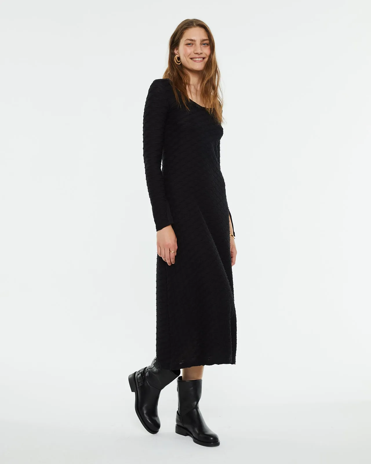 Vestido midi con cut out en espalda