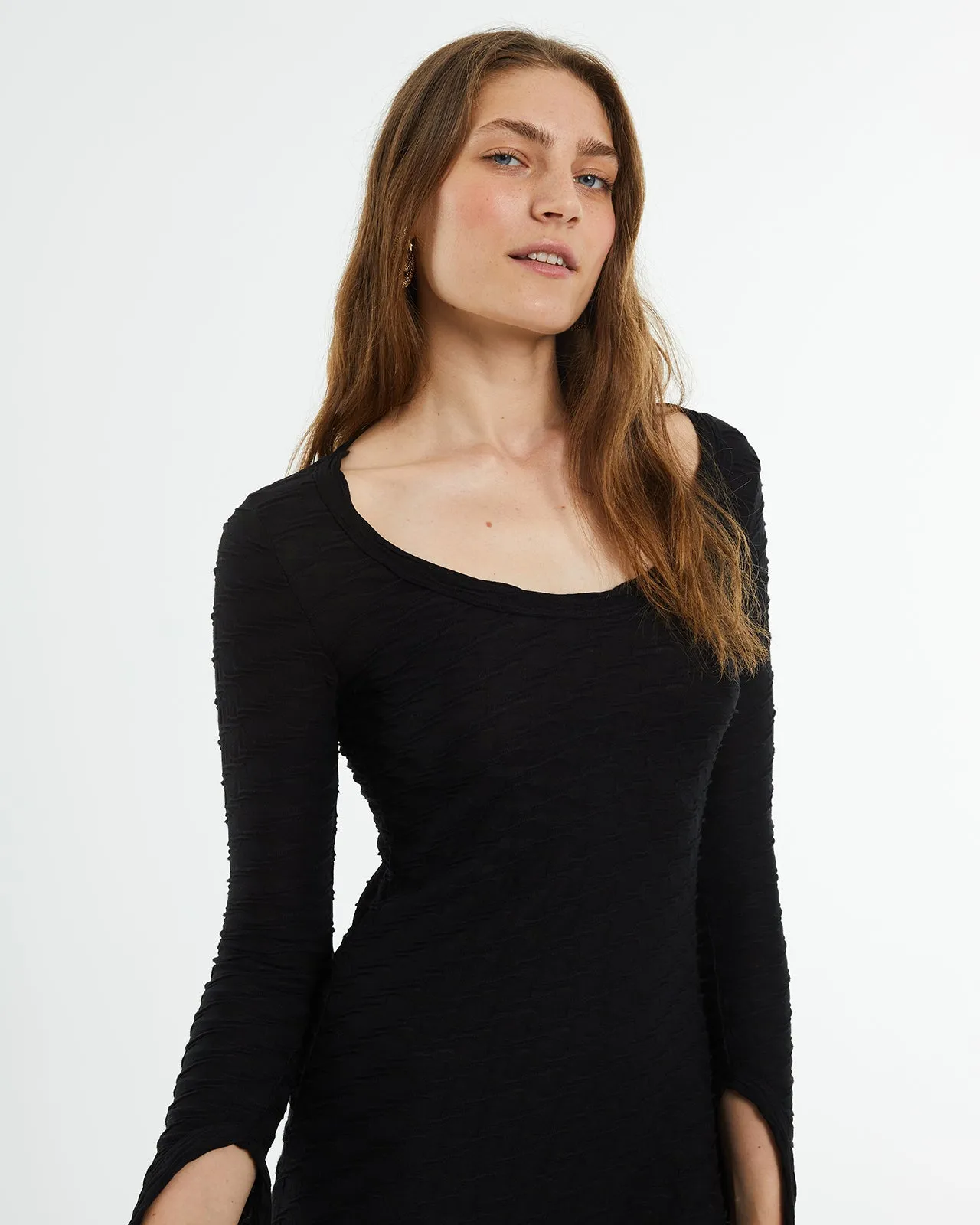 Vestido midi con cut out en espalda